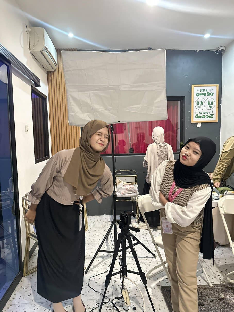 Behind the scenes of a Halcy product photoshoot