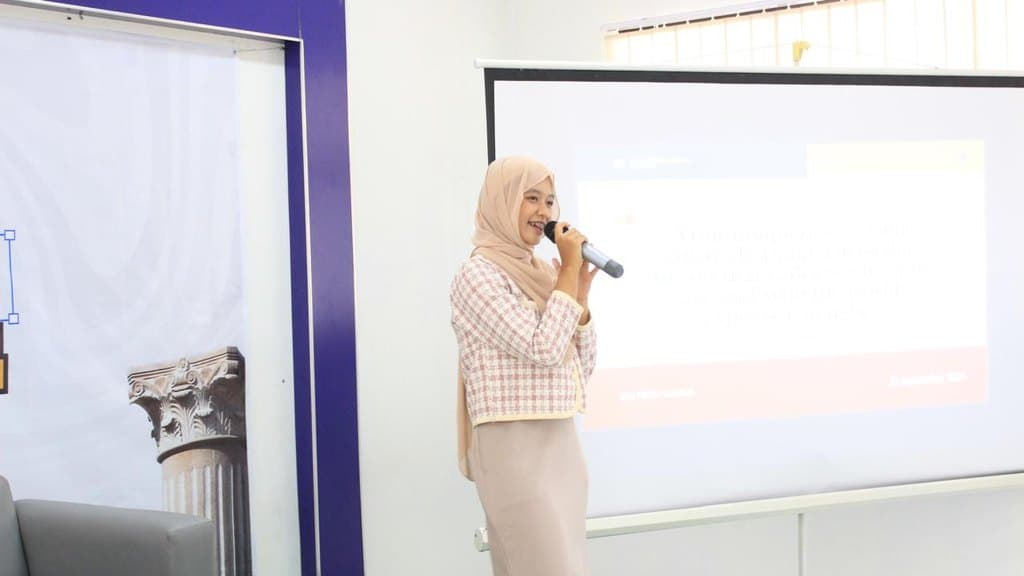 Ni'mah speaking on stage at a national event
